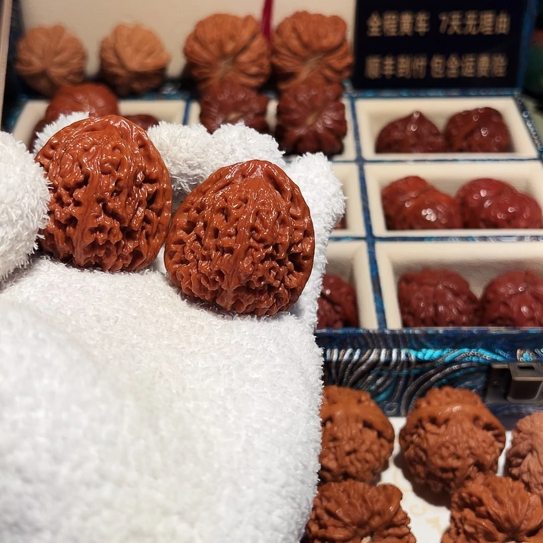 豪***力文玩核桃吊坠三角南疆石