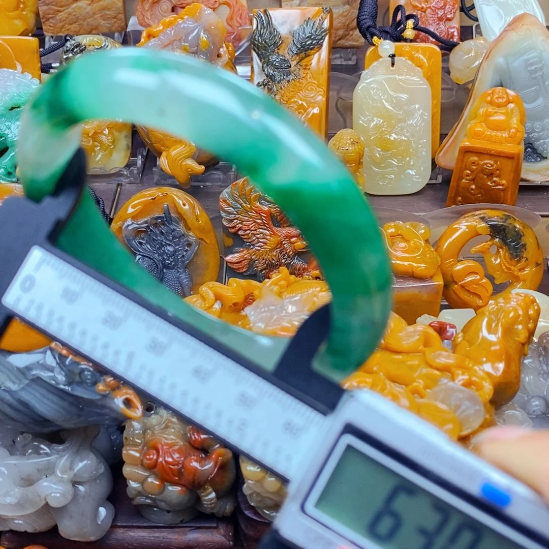 未镶嵌石英质玉（黄龙玉）颈饰