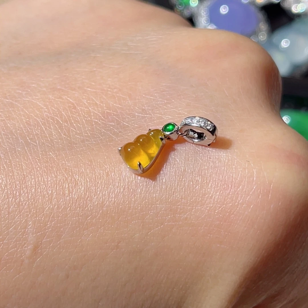 翡翠颈饰18K金镶嵌高冰黄翡豆子小提溜