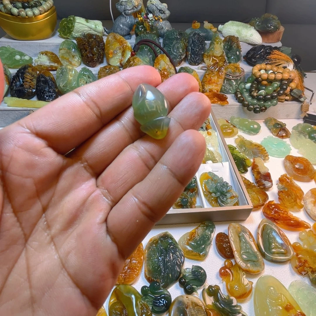 蛇纹石玉未镶嵌颈饰