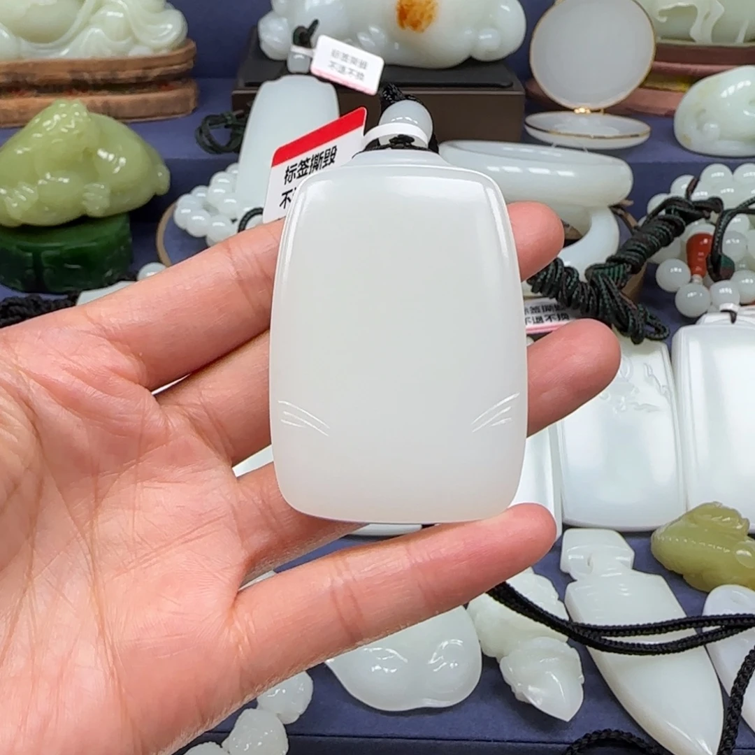 啪***里和田玉未镶嵌挂件