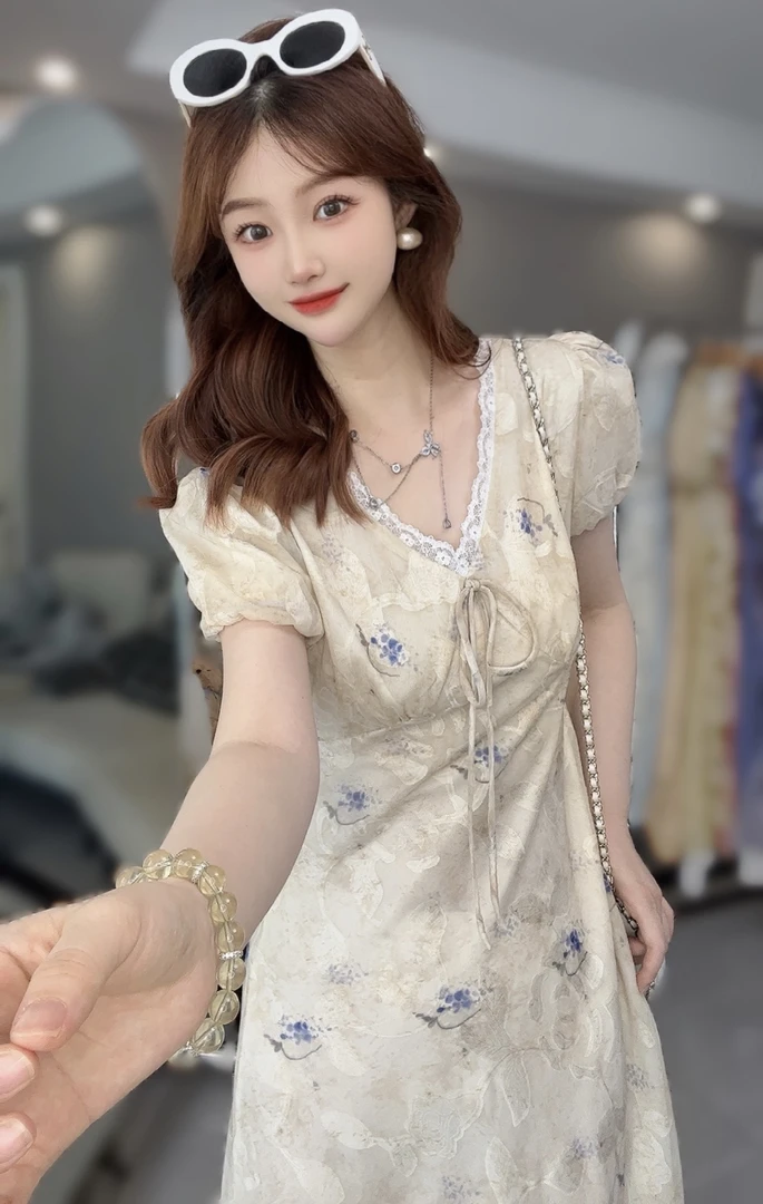 2025夏v领法式碎花裙新款大码茶歇系带高级感长裙修身显瘦连衣裙