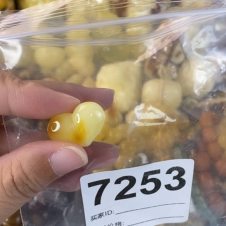 蜜蜡未镶嵌珠宝奇石