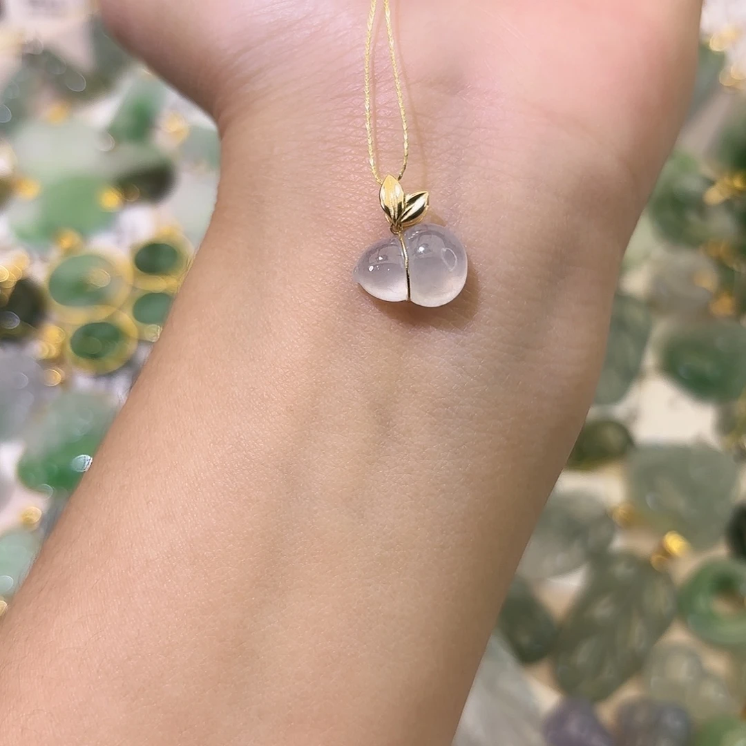 翡翠18K金镶嵌颈饰葫芦