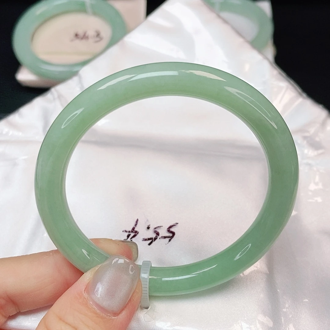 翡翠手镯未镶嵌果绿圆条