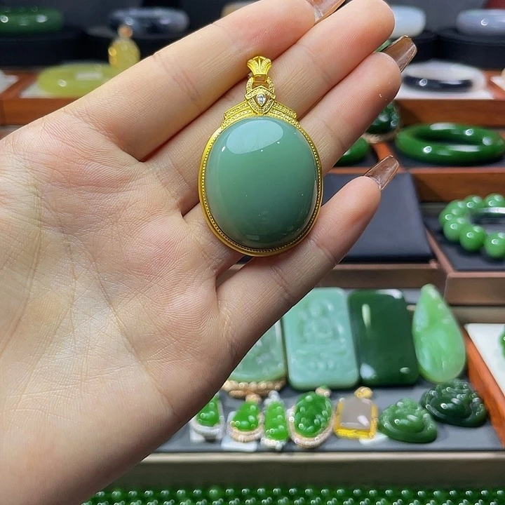 和田玉和田玉粉青吊坠18K金镶嵌