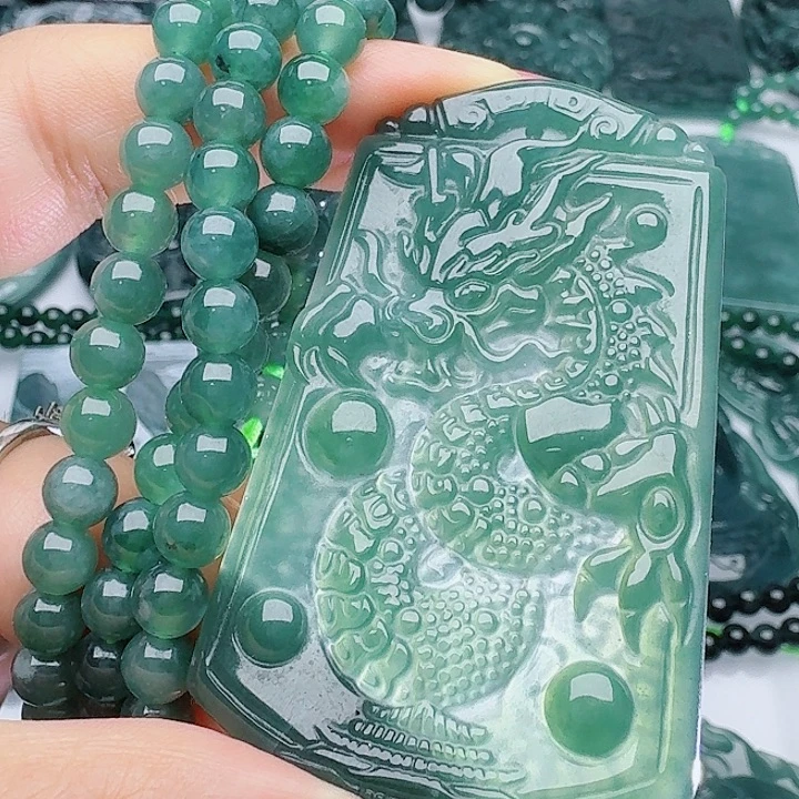 翡翠未镶嵌颈饰多样性发其一