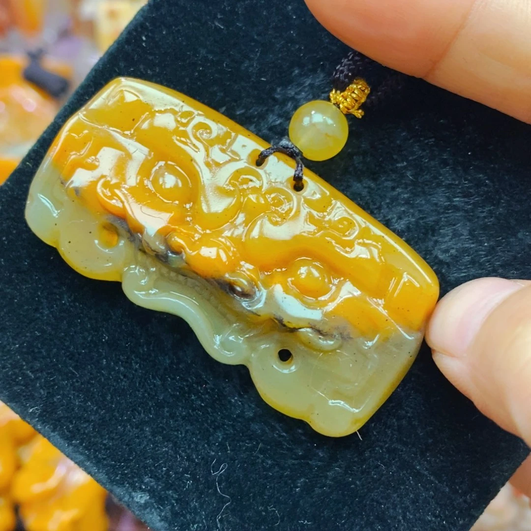 未镶嵌石英质玉（黄龙玉）颈饰