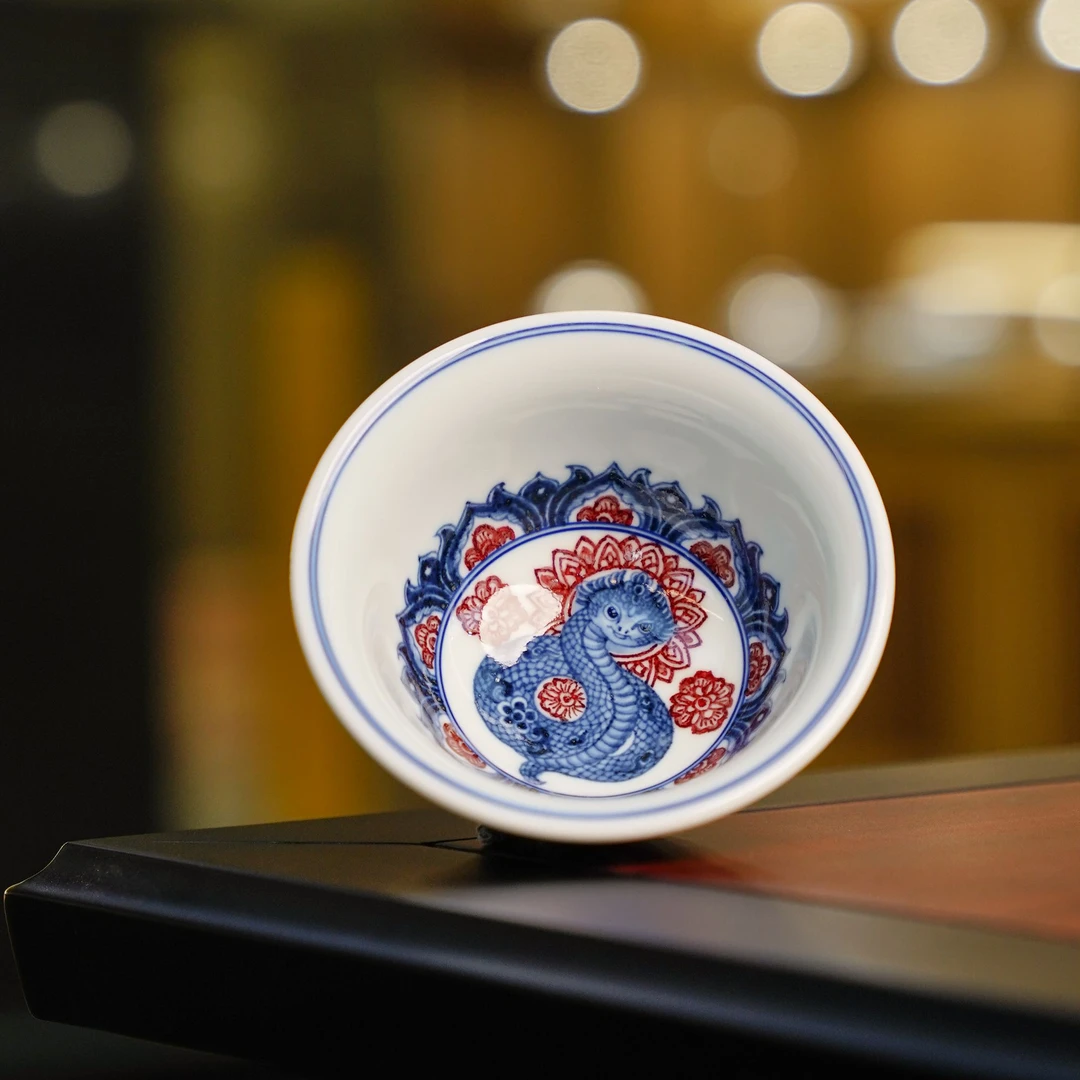 正德御窑永明尚玩青花缠枝莲压手陶瓷主人杯十二生肖系列金蛇送福