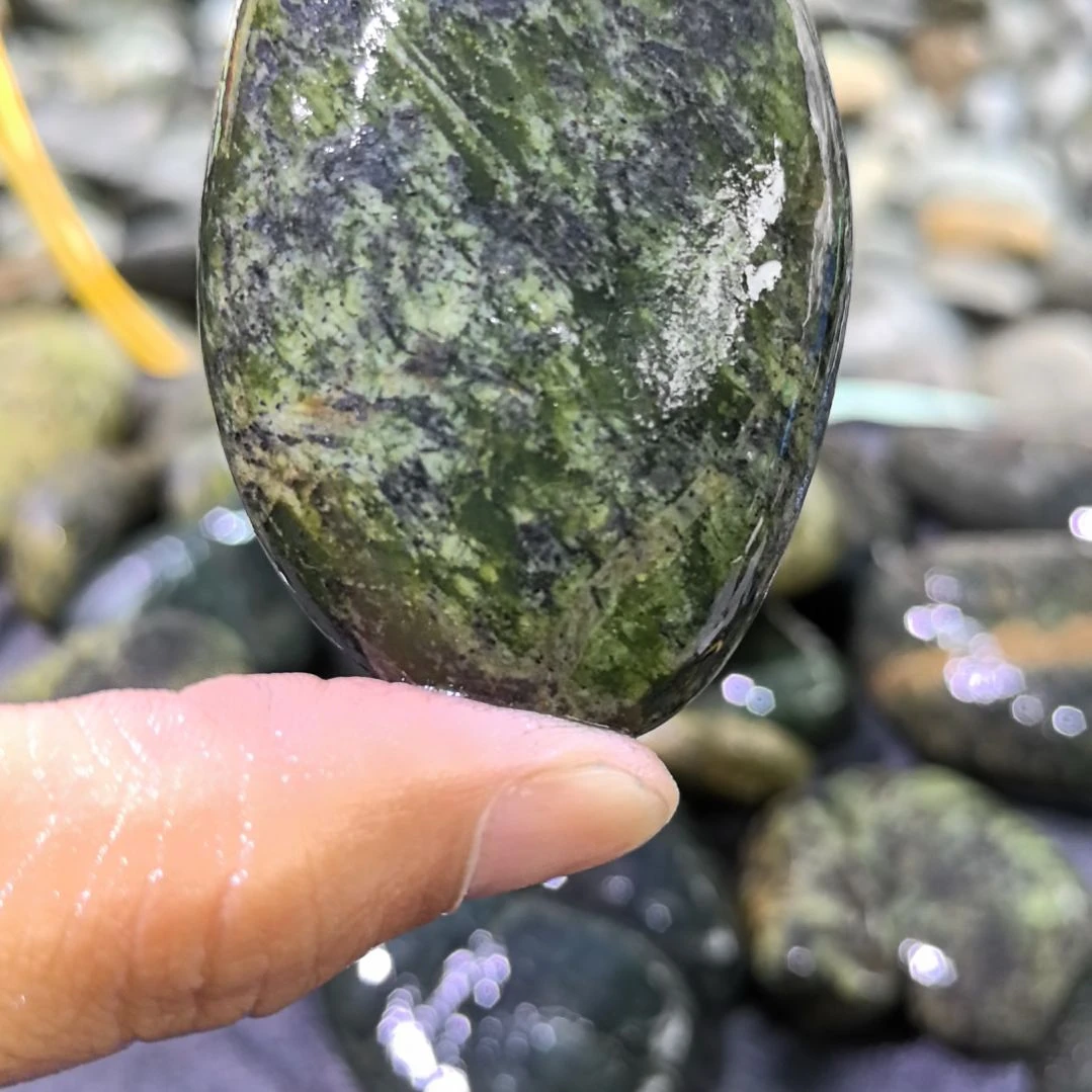 铭***卖有机玻璃藏玉药王石原石手把件一个