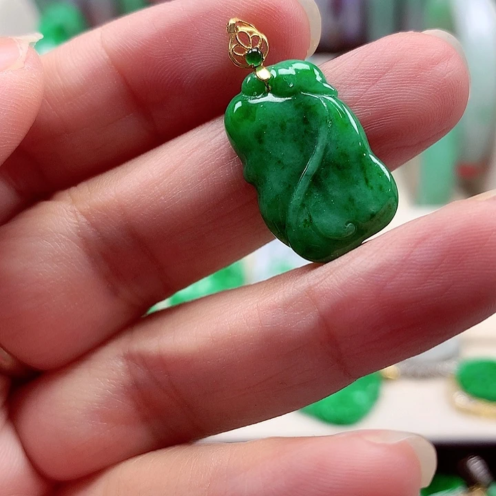 翡翠18K金镶嵌颈饰翡翠