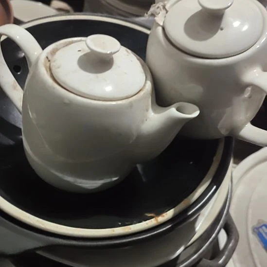 瓷发两个壶！………………