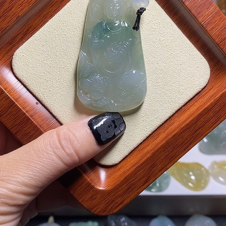 翡翠未镶嵌颈饰普贤菩萨