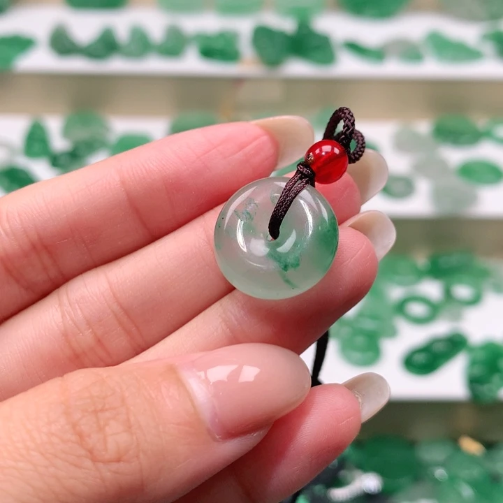 颈饰未镶嵌石英质玉?*荷