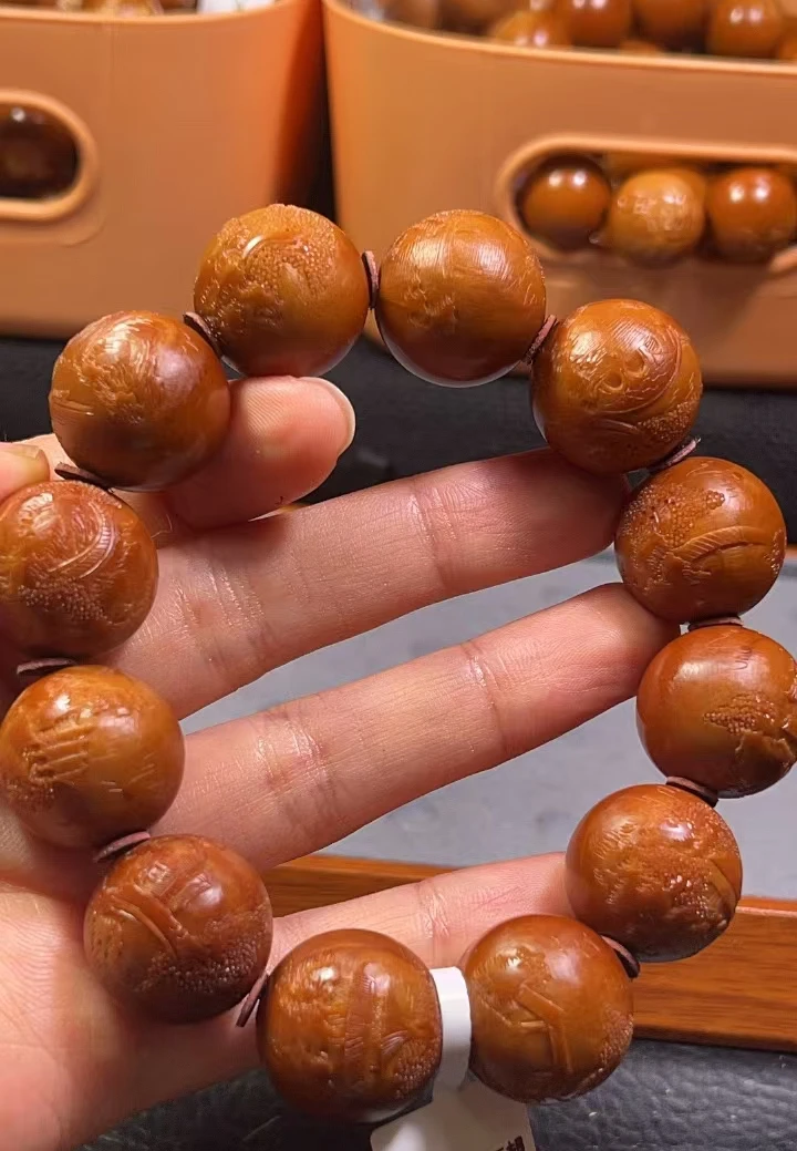 苏工橄榄核雕正圆景秀山河