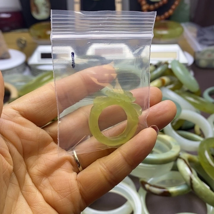 蛇纹石玉手镯未镶嵌每****