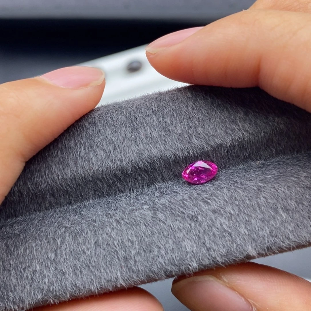 裸石红宝石晶体干净 火彩明亮马眼红宝0.65克拉