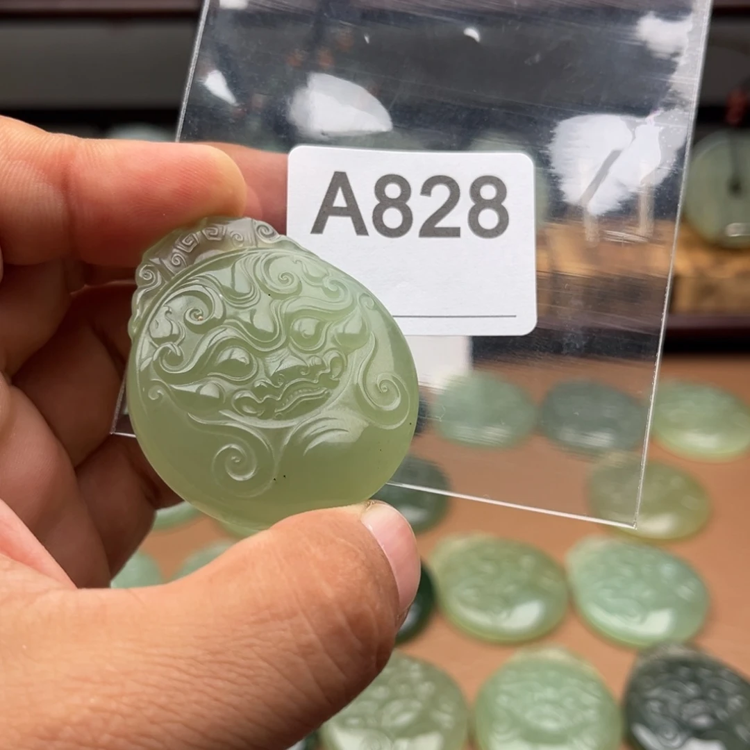 婉****未镶嵌蛇纹石玉颈饰