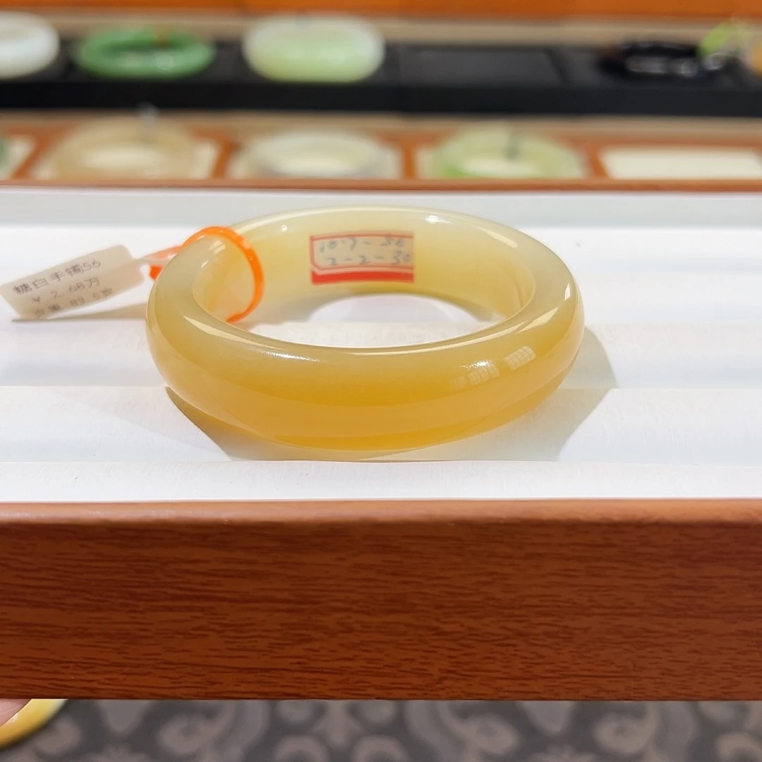 和田玉手镯未镶嵌?