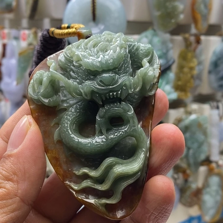 翡翠未镶嵌颈饰龙