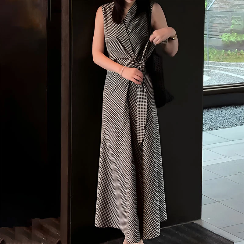 法式洋气无袖减龄格子系带v领连衣裙女2025新款夏季不规则中长裙
