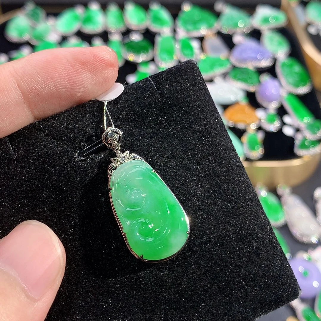 翡翠18K金镶嵌颈饰