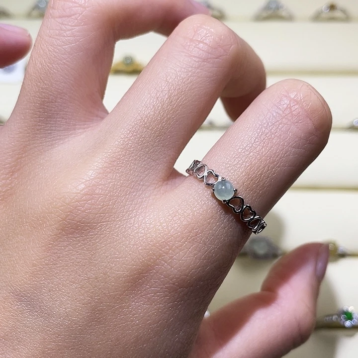 颈饰未镶嵌翡翠戒指