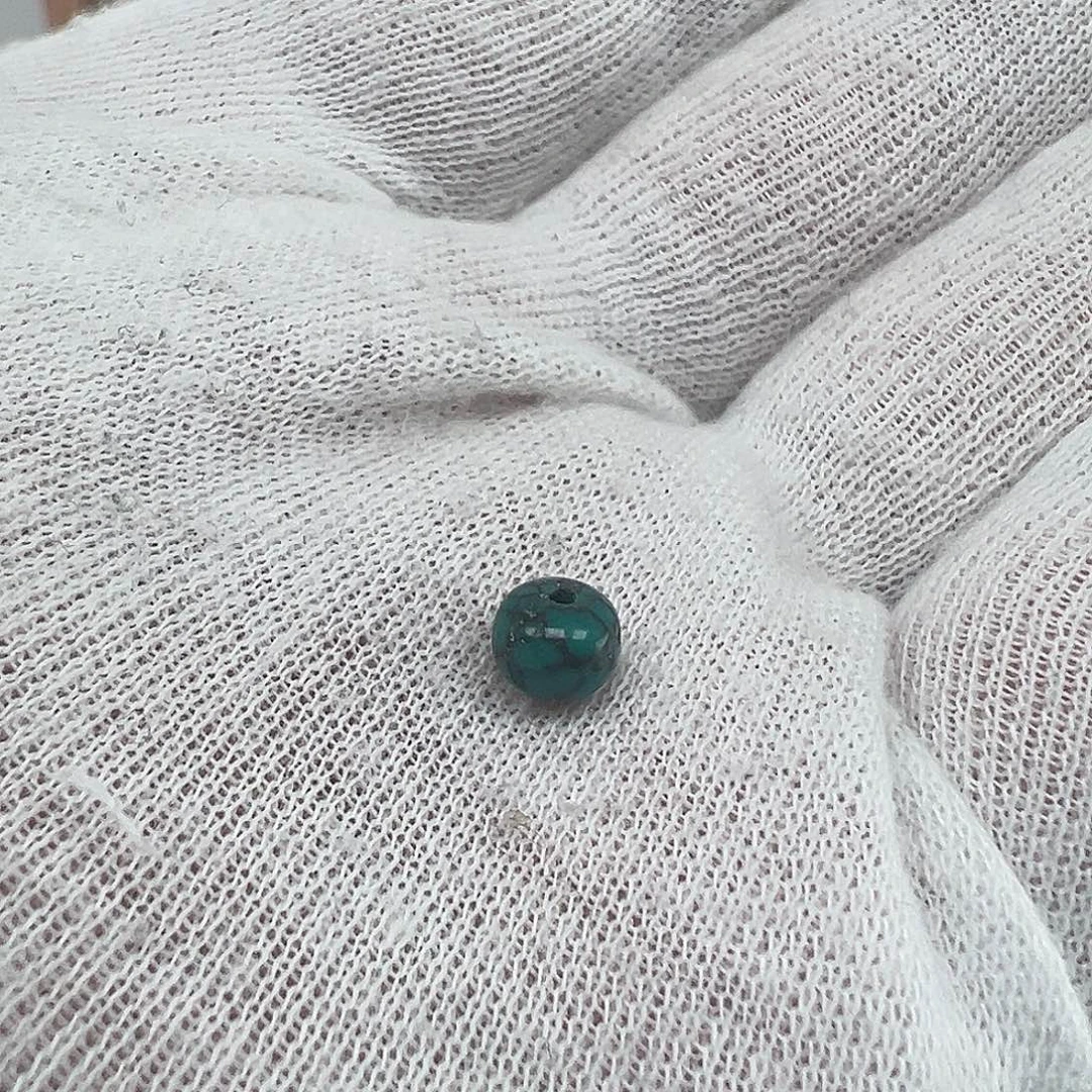 宫***天绿松石未镶嵌珠宝奇石高瓷老型花子，0.23g，5mm