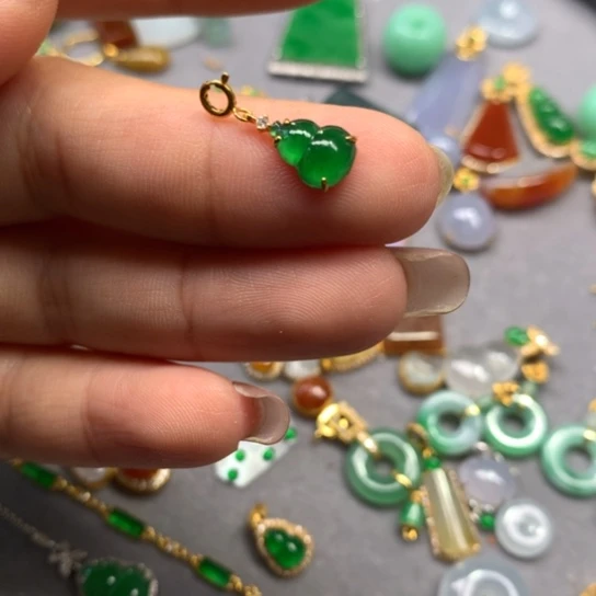 颈饰18K金镶嵌翡翠