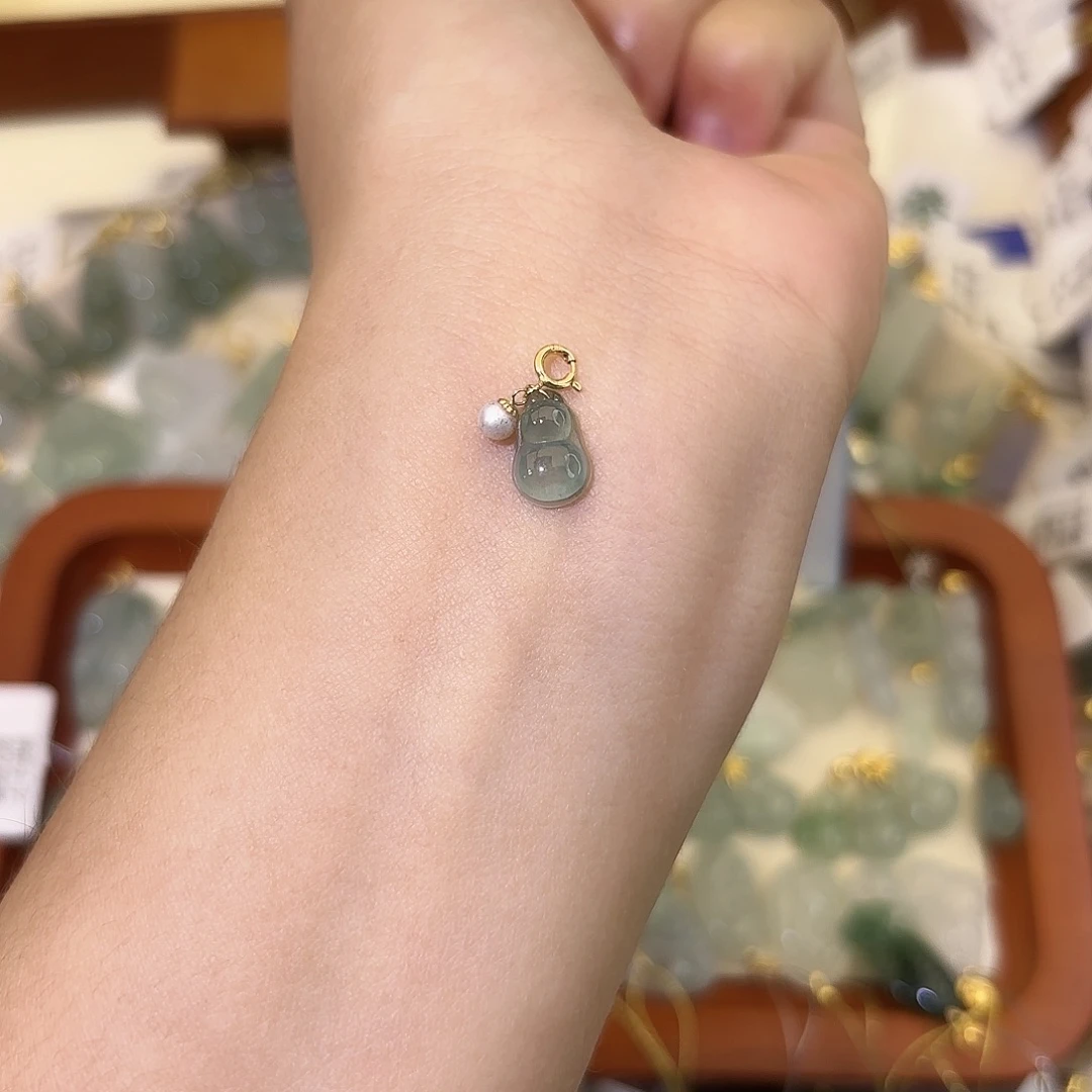 翡翠18K金镶嵌颈饰葫芦