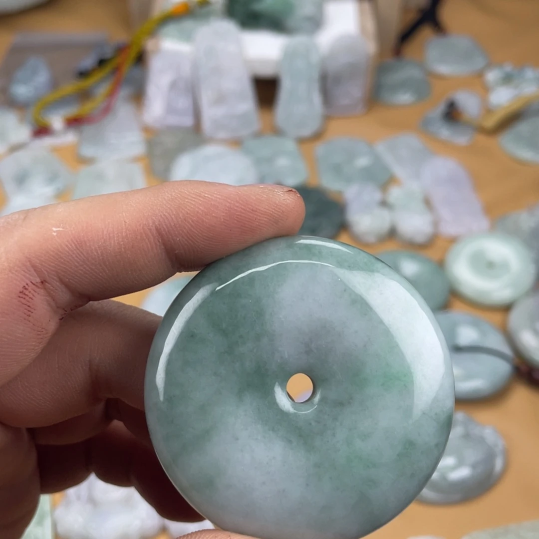 翡翠未镶嵌颈饰平安扣