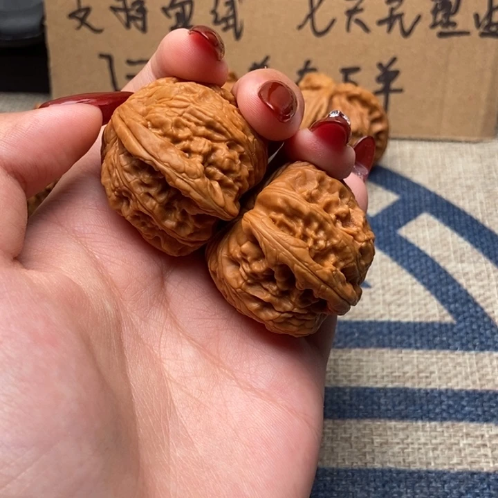 1***线文玩核桃吊坠白狮子正奔