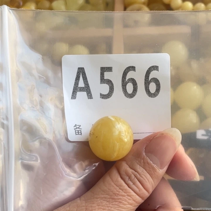 琥珀未镶嵌裸石微瑕19.8小坑