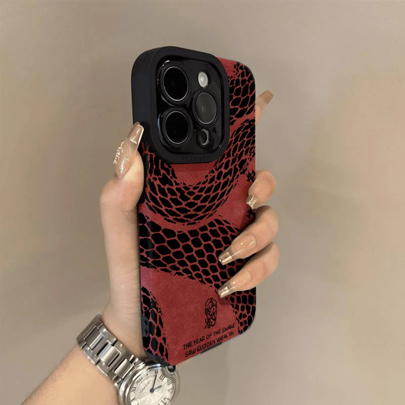 创意黑色蛇纹适用苹果16手机壳华为荣耀小米14红色翻毛皮VIVO防摔