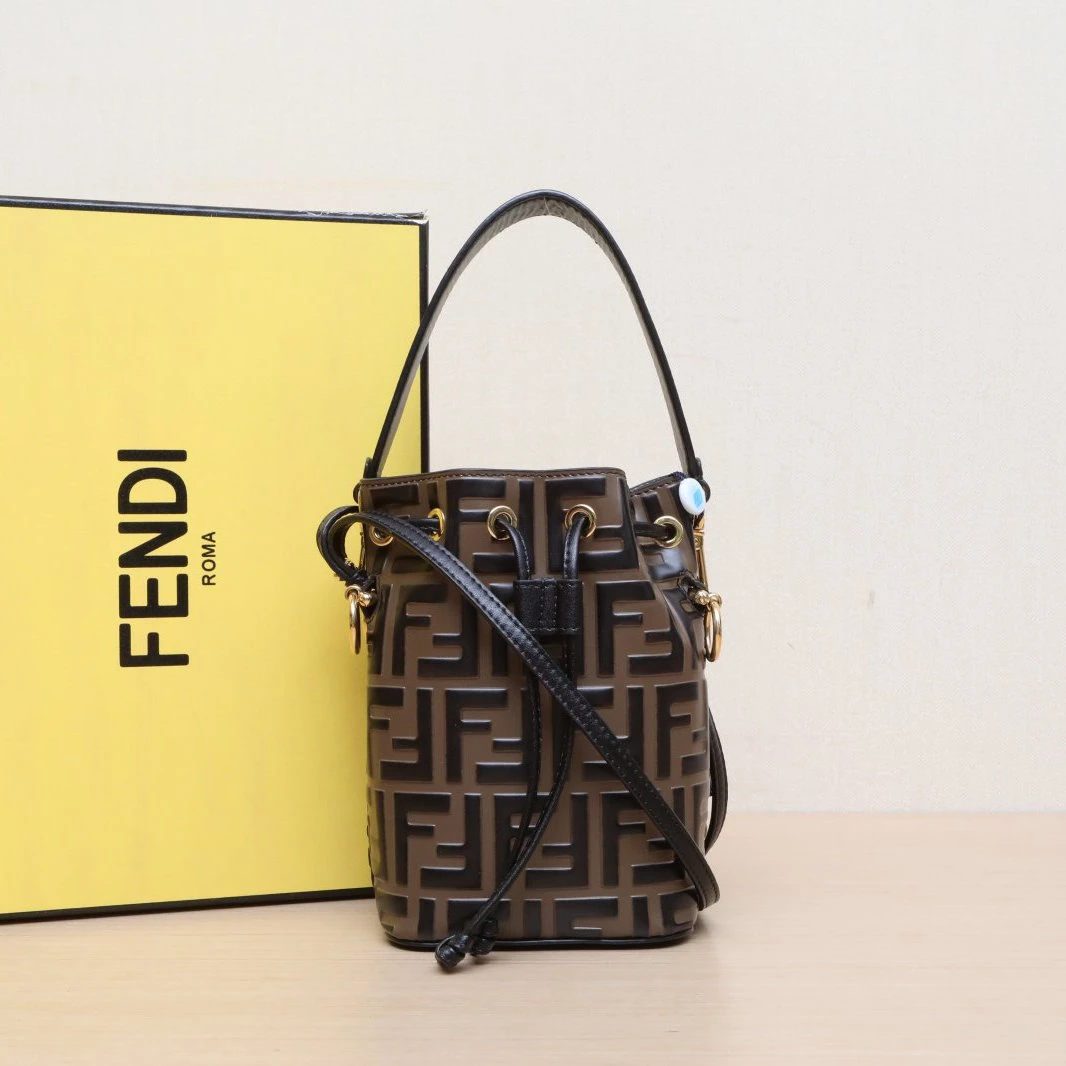 95新 FENDI/芬迪 【黑黑】MON TRESOR 迷你 水桶包 老花 275269