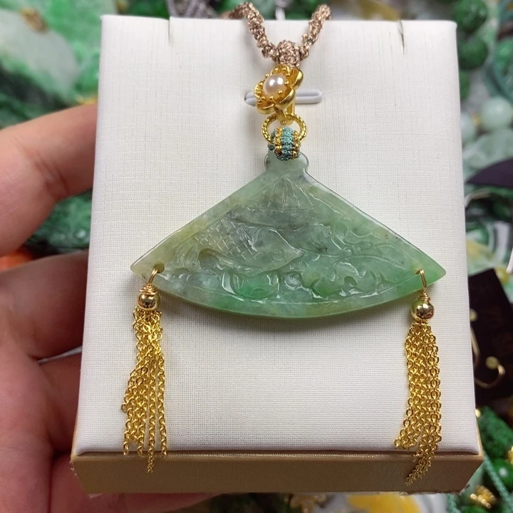 翡翠未镶嵌吊坠(赠链)