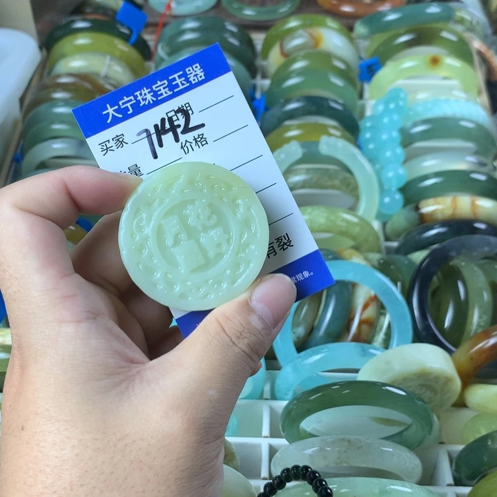 未镶嵌蛇纹石玉手镯八****窝7142