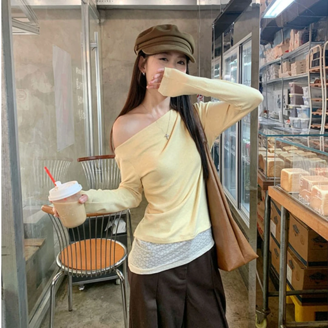 韩系黄色假两件T恤打底衫2025秋季新款一字露肩斜肩修身显瘦上衣