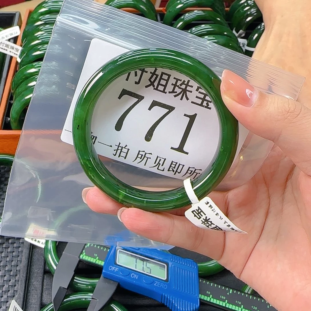 颈饰未镶嵌和田玉手镯56 771