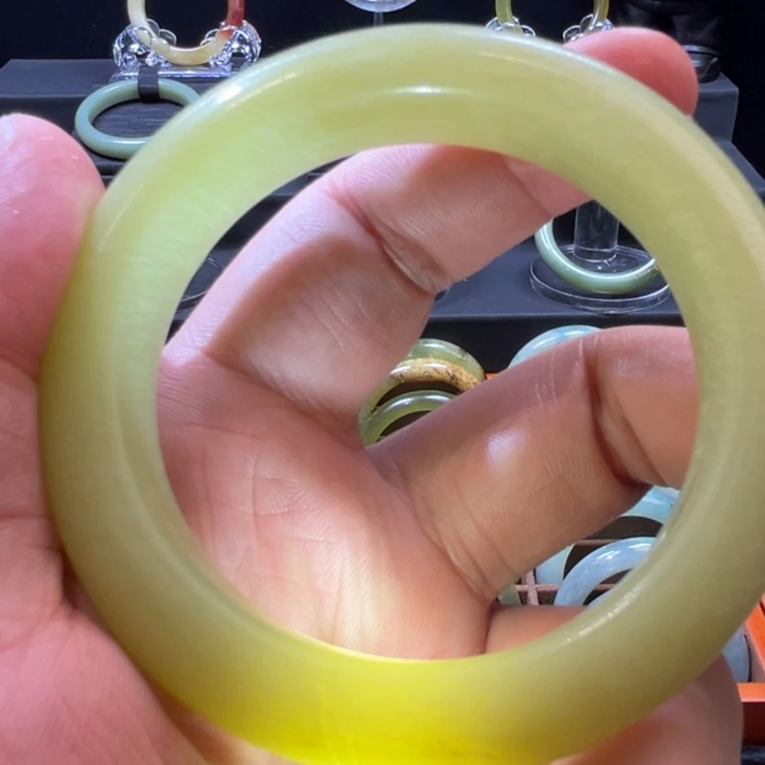 岫玉手镯未镶嵌岫岩