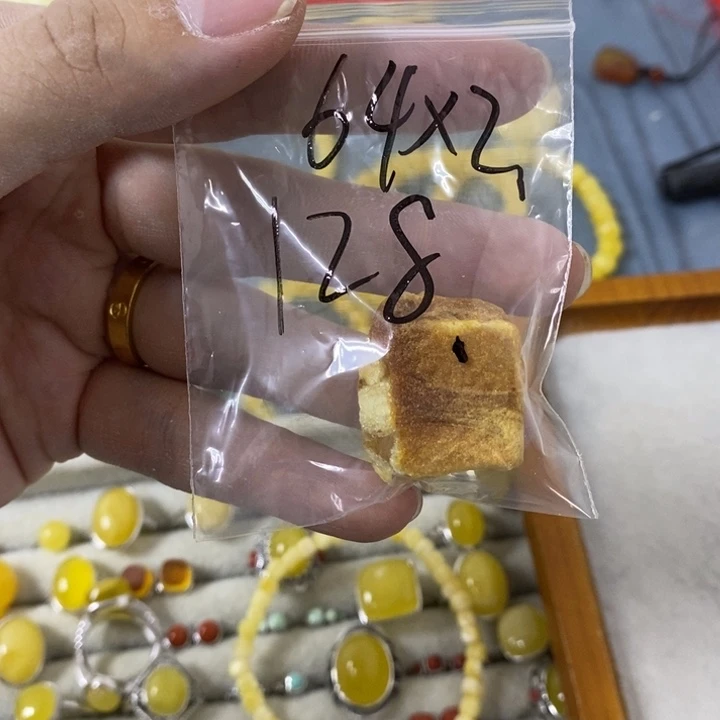 蜜蜡裸石未镶嵌拾**月吊坠