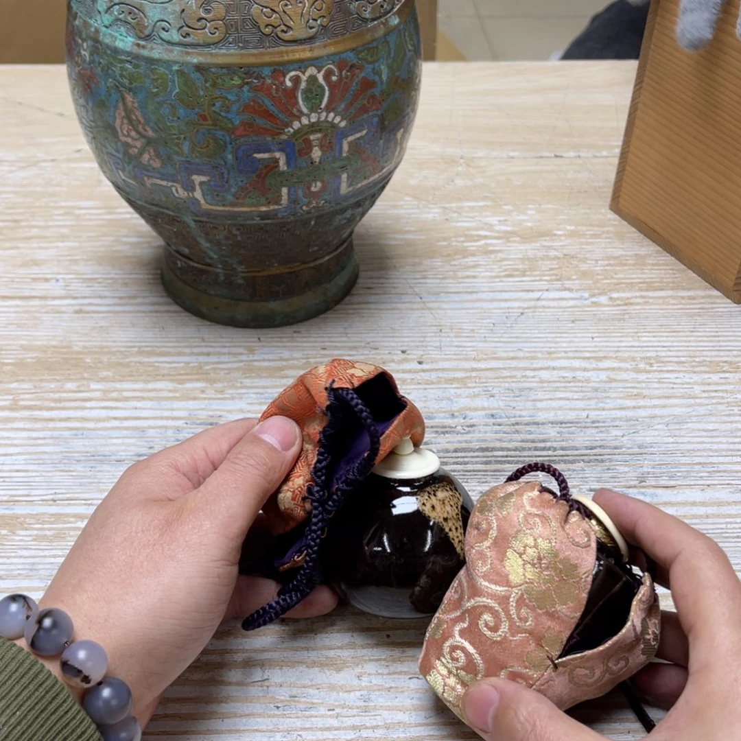 瓷片J****Y密密麻麻地排列着一个