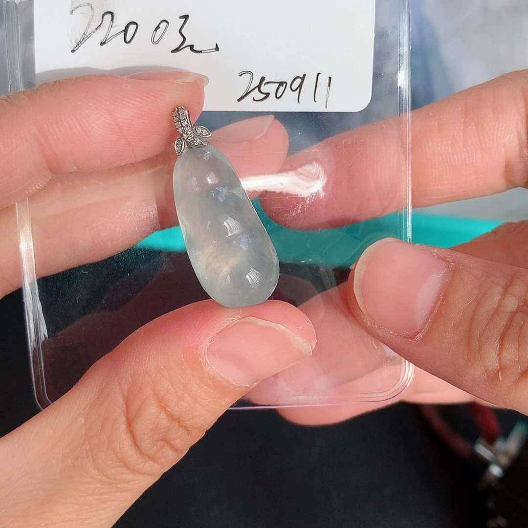 颈饰18K金镶嵌翡翠豆子