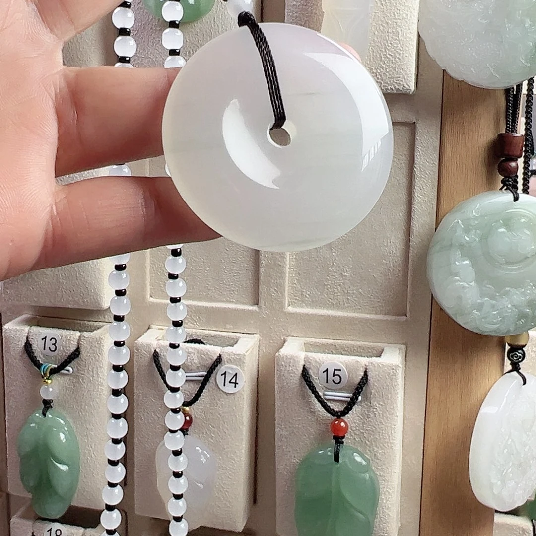 石英质玉未镶嵌颈饰