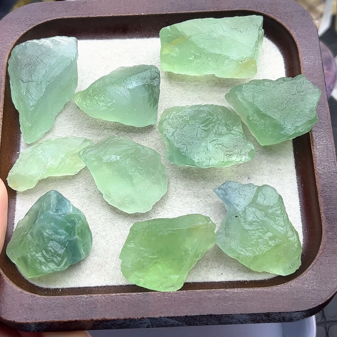 未镶嵌水晶珠宝半成品4 苹果绿莹石原石（一盘）