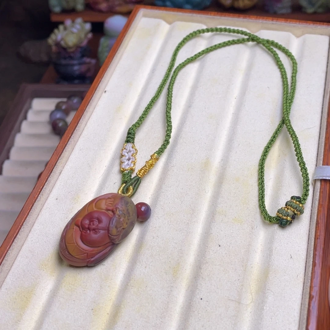 熊***←玛瑙/玉髓未镶嵌手串盐源玛瑙包浆佛公吊坠