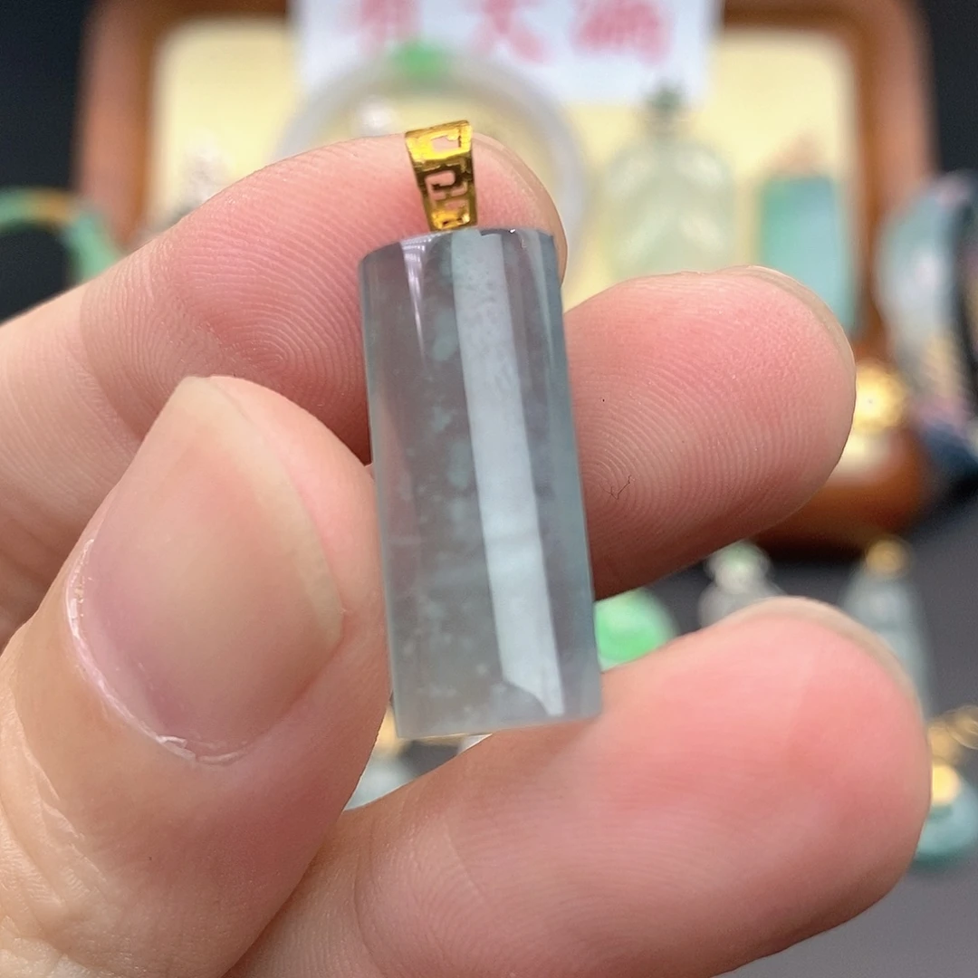 翡翠未镶嵌颈饰无事牌