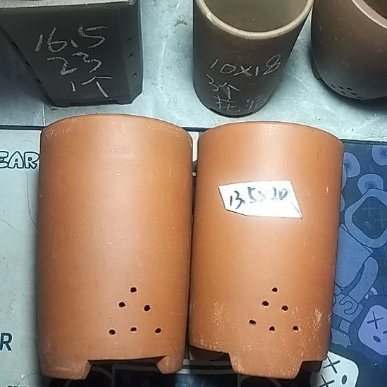 红泥大笔筒两个花盆