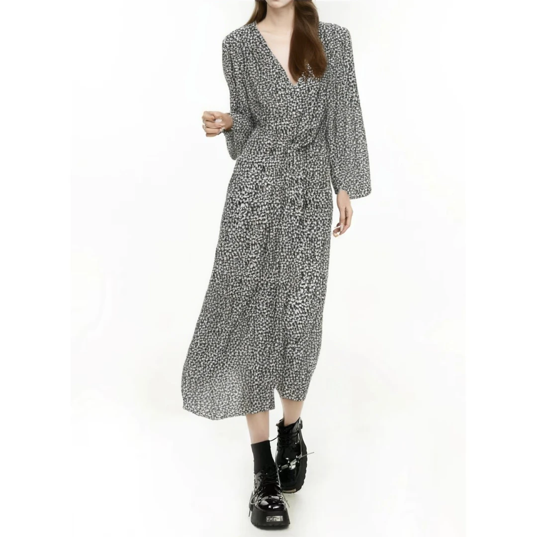 Basic House/百家好时尚V领连衣裙 BJ2447-HWOP320ABK