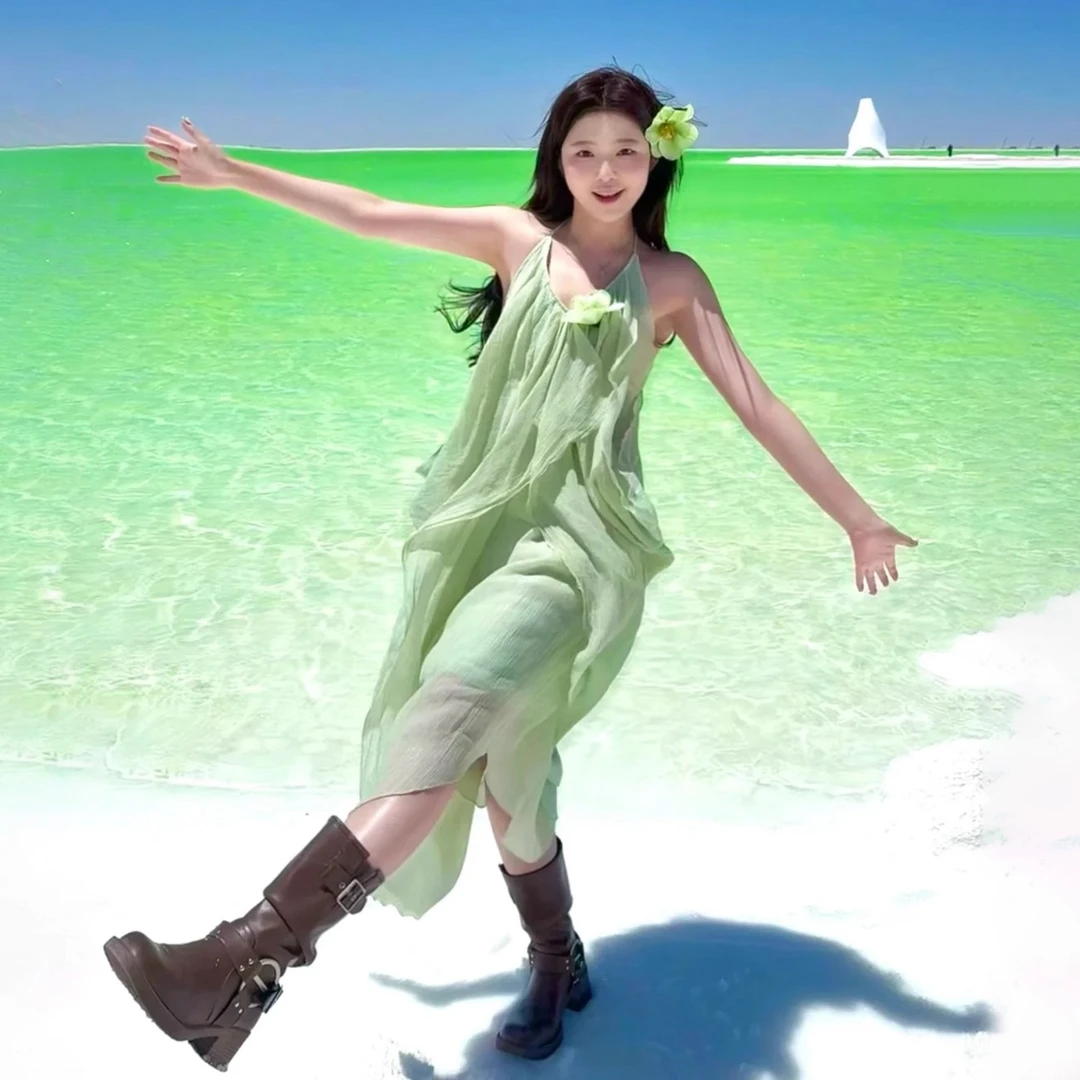 大西北旅游绿色长裙设计感挂脖吊带连衣裙女夏季宽松气质度假裙子